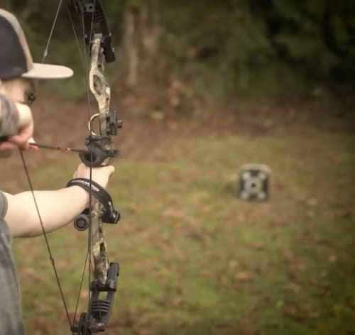 Hunter Shooting The Diamond Archery Edge XT Hunter Shooting The Diamond Archery Edge XT